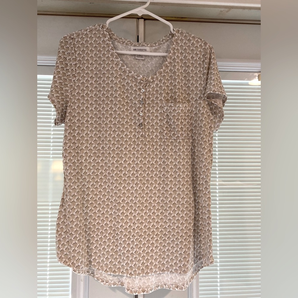 Two EUC Liz Claiborne print pocket tee’s. SZ L